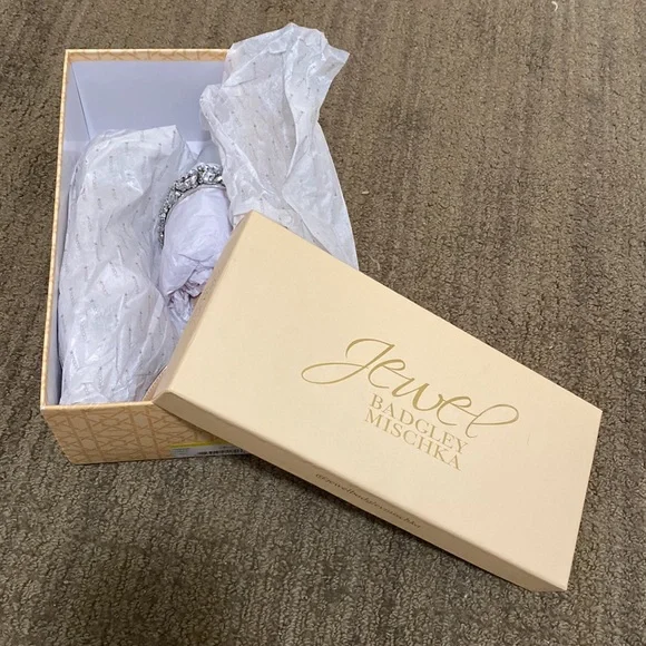 Badgley Mischka Jewel silver flat sandals Sz 7 and 7.5 - Picture 5 of 5